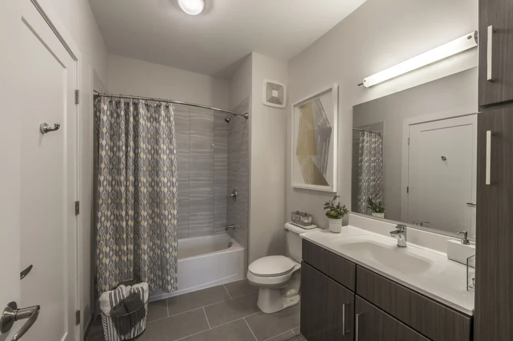 Bathroom with toilet and tub shower